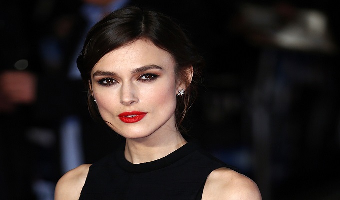 Actress Keira Knightley poses for photos at the European Premiere of "Jack Ryan: Shadow Recruit" in Leicester Square, central London January 20, 2014. REUTERS/Andrew Winning (BRITAIN - Tags: ENTERTAINMENT)