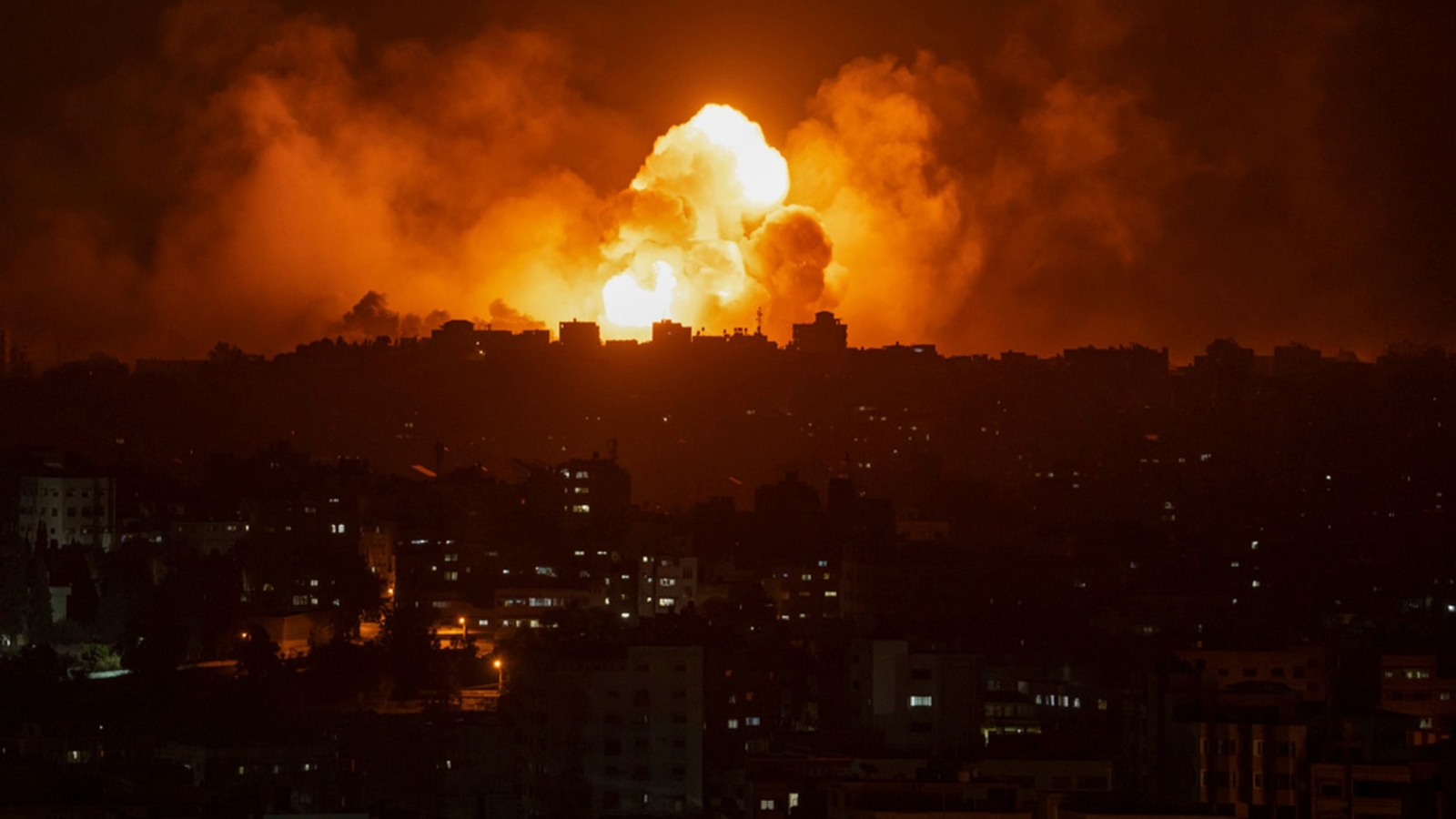 استشهاد خمسة فلسطينيين في قصف لطيران الاحتلال لمناطق وسط وجنوب غزة..#خبر_عاجل