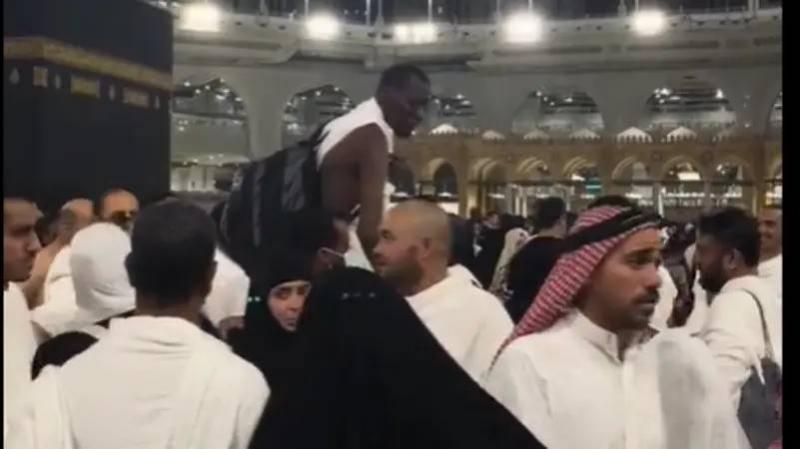 فيديو يغزو المواقع.. شاهد أطول رجل في الحرم المكي
