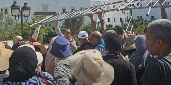 عاجل/ احتقان في القصبة..تدافع بين الأمن والمعطلين من أصحاب الشهائد وتسجيل حالات إغماء..