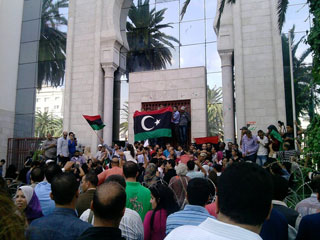 societe_des-proprietaires-de-cliniques-privees-protestent-devant-lambassade-de-libye-a-tunis