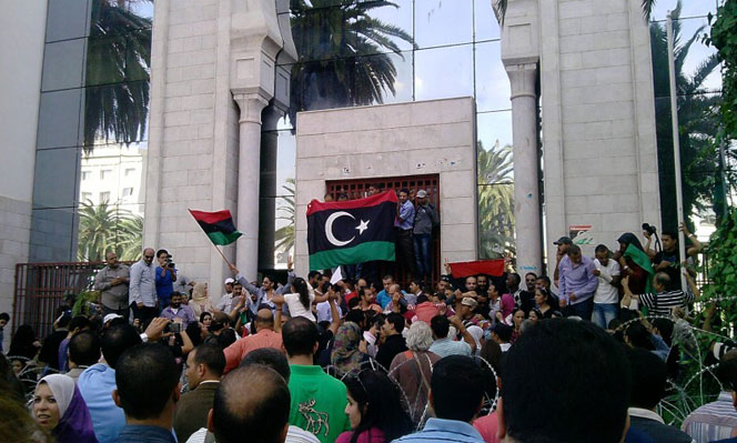 societe_des-proprietaires-de-cliniques-privees-protestent-devant-lambassade-de-libye-a-tunis_d