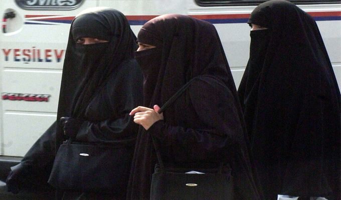   Le niqab  est le seul vrai habit qui sied  la femme 