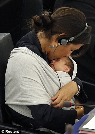 la première apparition de Victoria au Parlement Européen, à l'âge de 10 mois
