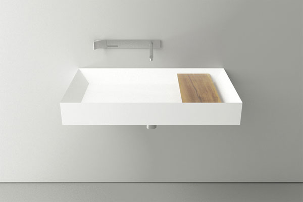 le lavabo avec un design minimaliste.