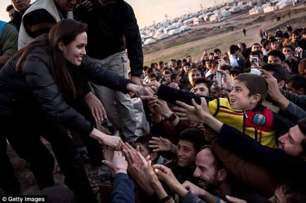 250C3D1300000578-2927947-In_April_2012_Angelina_was_apointed_as_Special_Envoy_of_UN_High_-a-50_1422348945595
