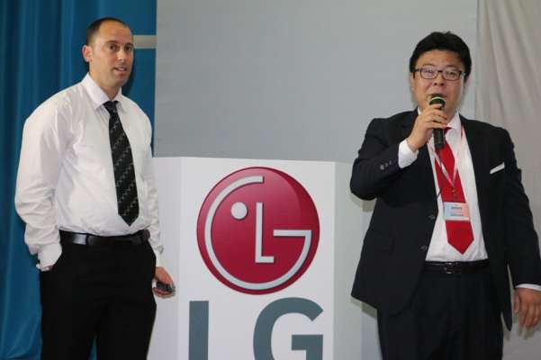 Wassim Boukadida CAC Sales Engineer LG Tunisie (gauche) et Jessy KIM Chef Produit CLimatisation LG tunisie (Droite)